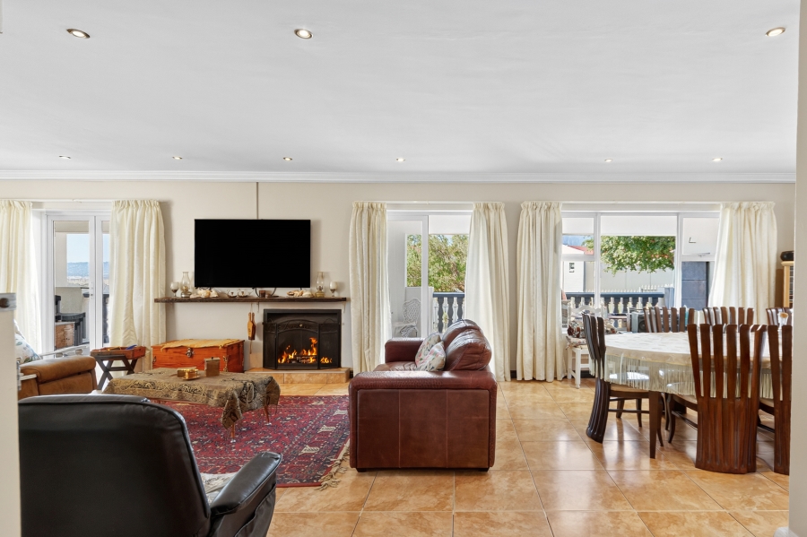 5 Bedroom Property for Sale in Mountainside Western Cape